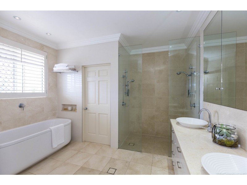 116 Commodore Drive, Paradise Waters QLD 4217