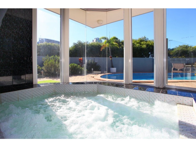 2 Biggs Place, Southport QLD 4215