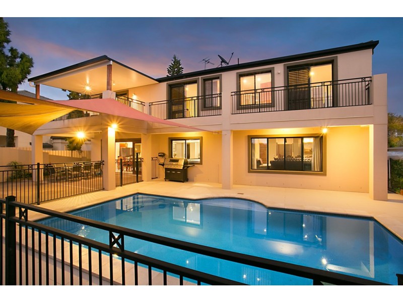 30 Edinburgh Rd, Benowa Waters QLD 4217