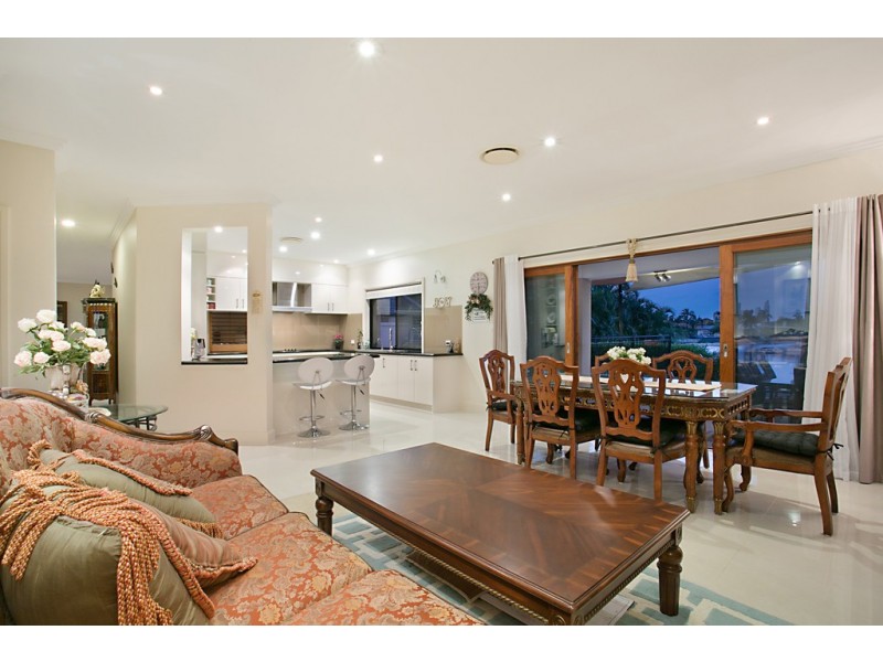 30 Edinburgh Rd, Benowa Waters QLD 4217