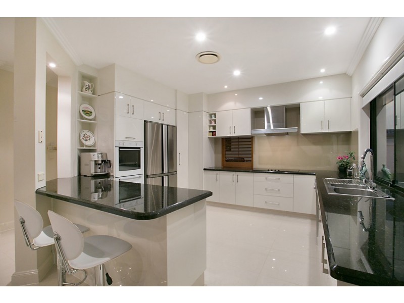 30 Edinburgh Rd, Benowa Waters QLD 4217