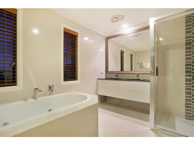 30 Edinburgh Rd, Benowa Waters QLD 4217