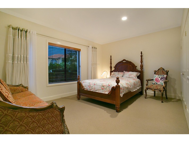 30 Edinburgh Rd, Benowa Waters QLD 4217