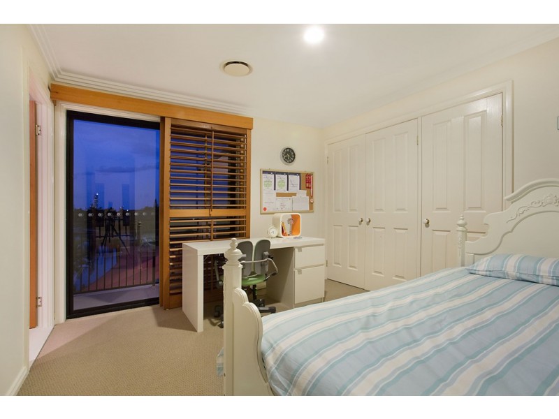 30 Edinburgh Rd, Benowa Waters QLD 4217