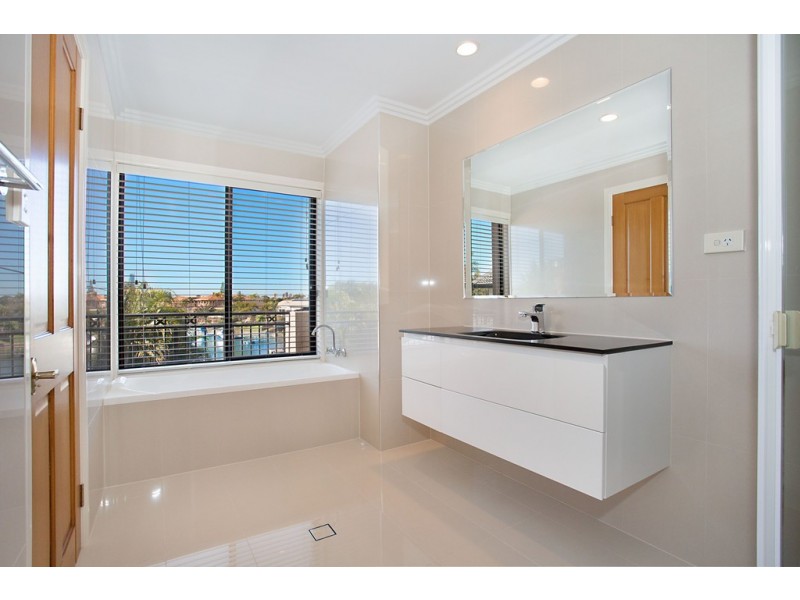 30 Edinburgh Rd, Benowa Waters QLD 4217