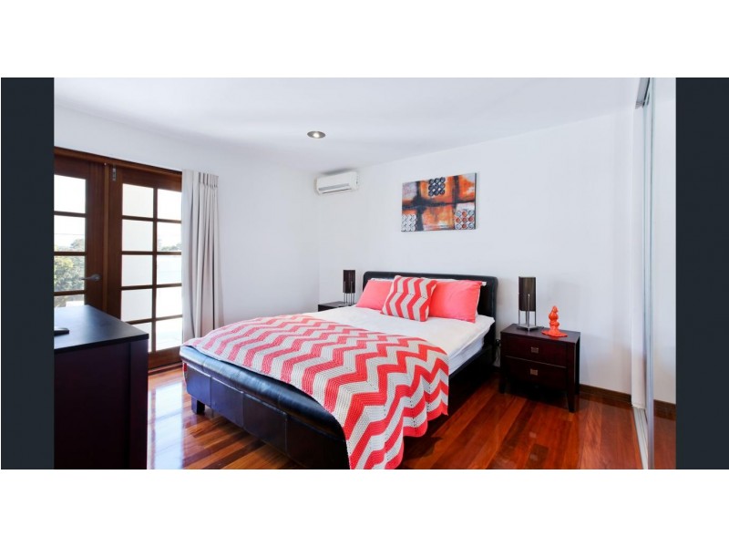 24 Lakeside Avenue, Broadbeach Waters QLD 4218