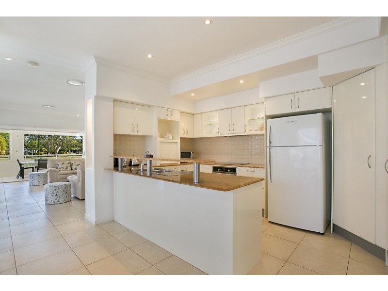 2/23 Anembo Street, Chevron Island QLD 4217