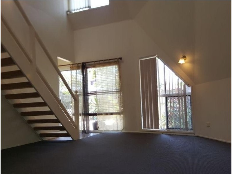 18 Raymond Ave, Bundall QLD 4217