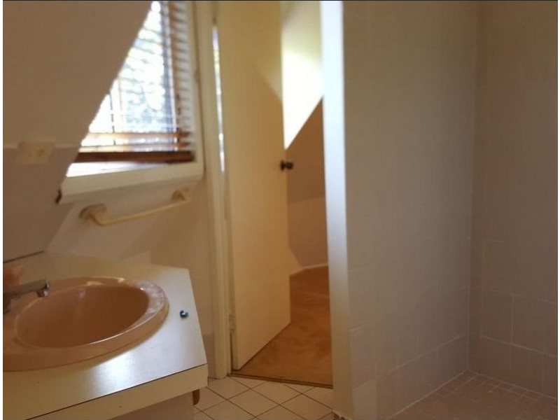 18 Raymond Ave, Bundall QLD 4217