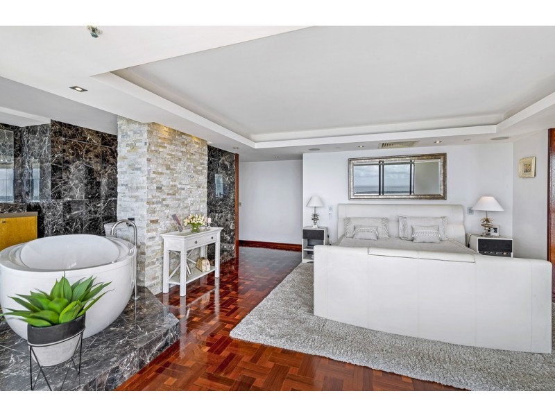 117 ‘Broadwater Tower’ 17 Bayview Street, Runaway Bay QLD 4216