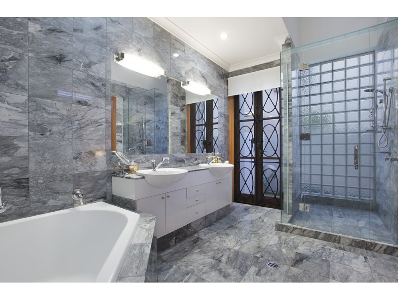 8 La Scala Court, Isle Of Capri QLD 4217