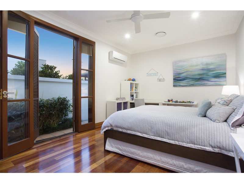 8 La Scala Court, Isle Of Capri QLD 4217