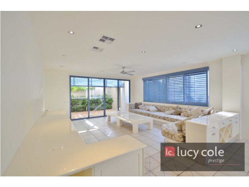 27 Mountbatten Avenue, Main Beach QLD 4217