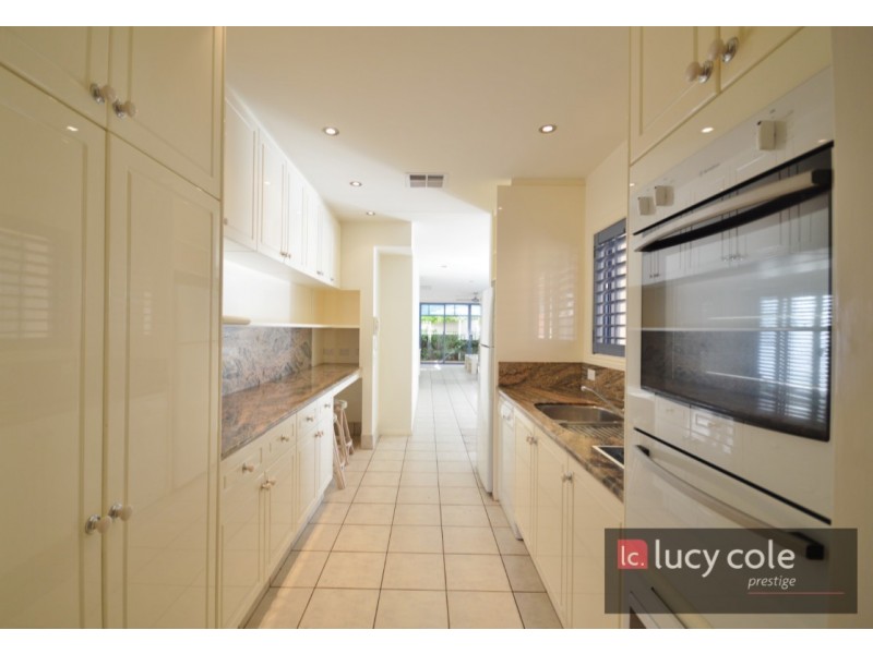 27 Mountbatten Avenue, Main Beach QLD 4217