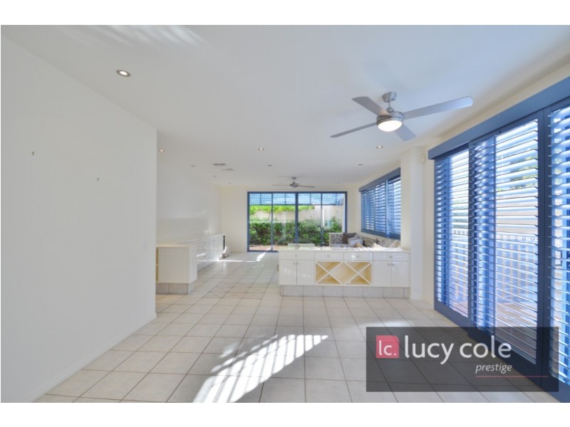 27 Mountbatten Avenue, Main Beach QLD 4217
