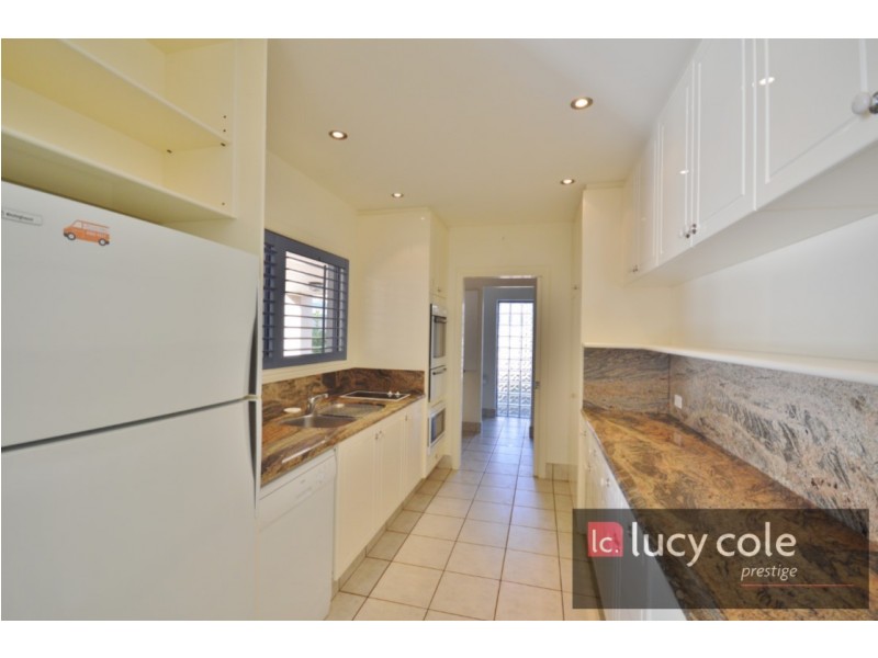 27 Mountbatten Avenue, Main Beach QLD 4217