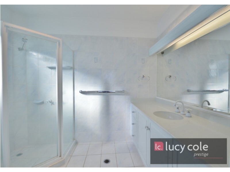 27 Mountbatten Avenue, Main Beach QLD 4217