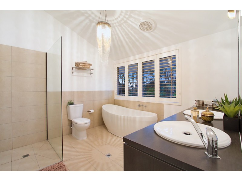 7 Bligh Court, Benowa QLD 4217