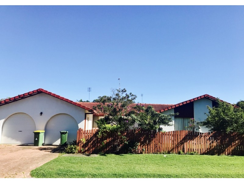 4 Alamau Street, Benowa QLD 4217