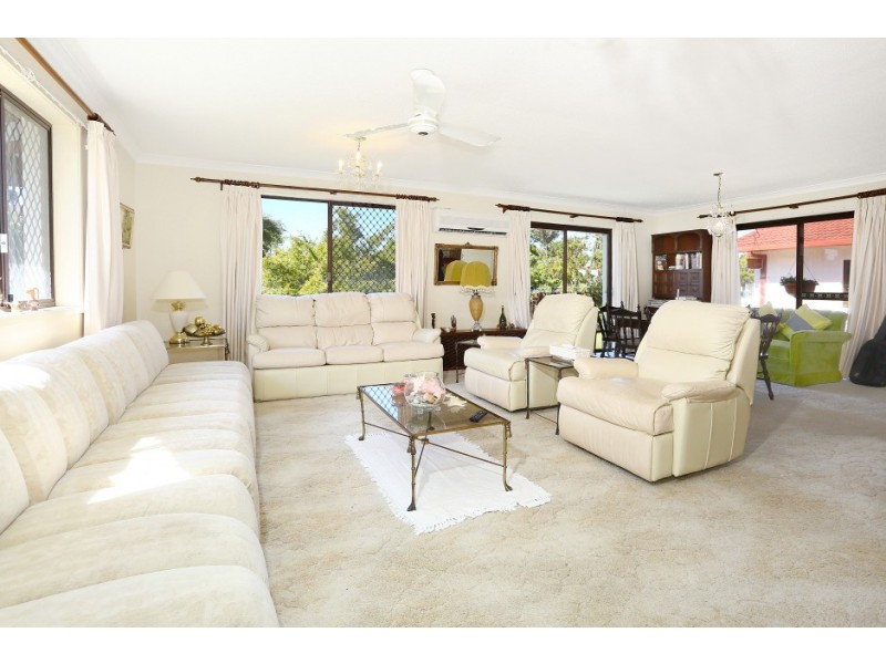 4 Alamau Street, Benowa QLD 4217