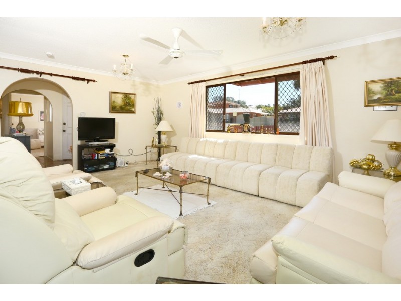 4 Alamau Street, Benowa QLD 4217