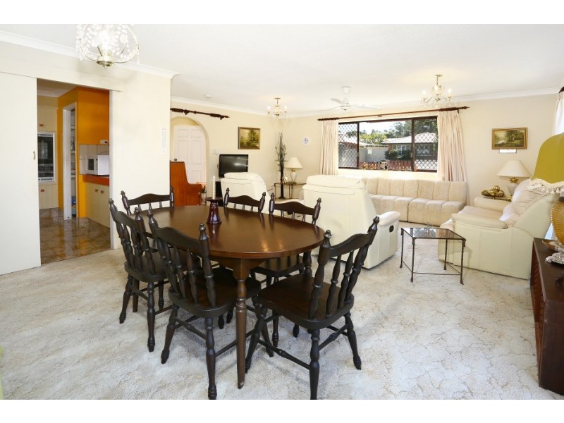 4 Alamau Street, Benowa QLD 4217