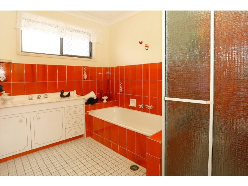 4 Alamau Street, Benowa QLD 4217