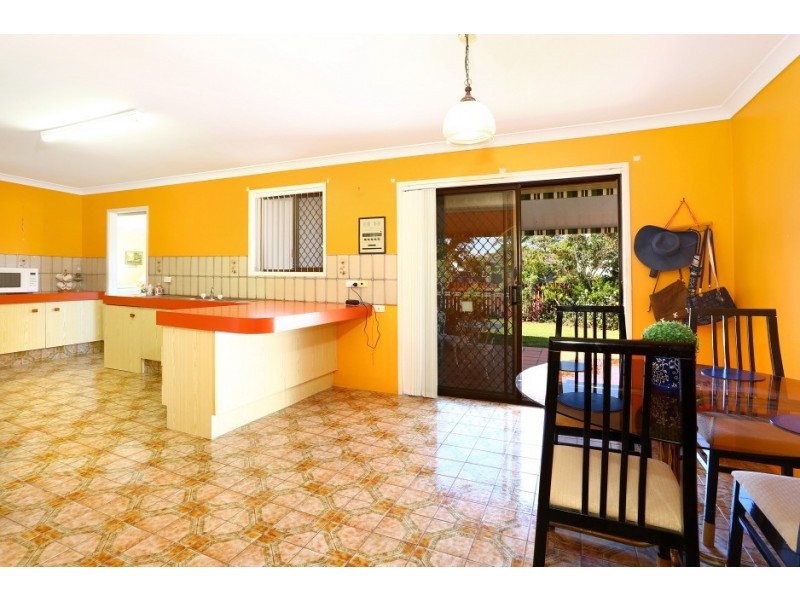 4 Alamau Street, Benowa QLD 4217