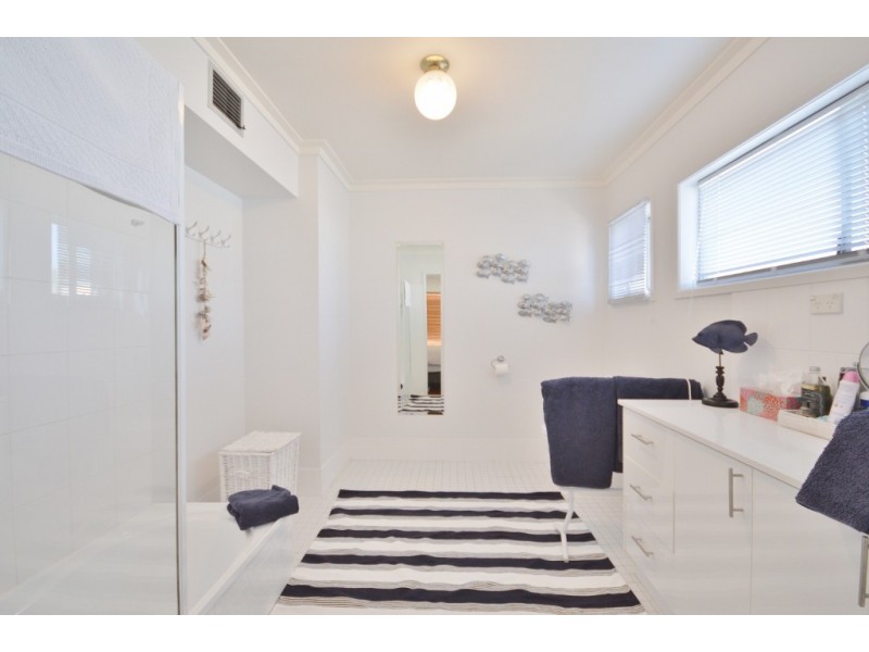 10 Yacht Street, Southport QLD 4215