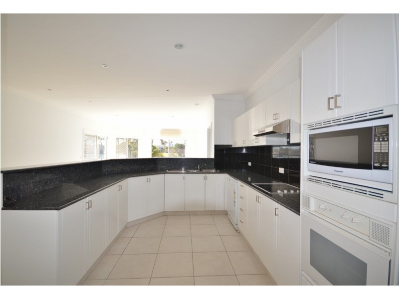 118 Edinburgh Road, Benowa Waters QLD 4217