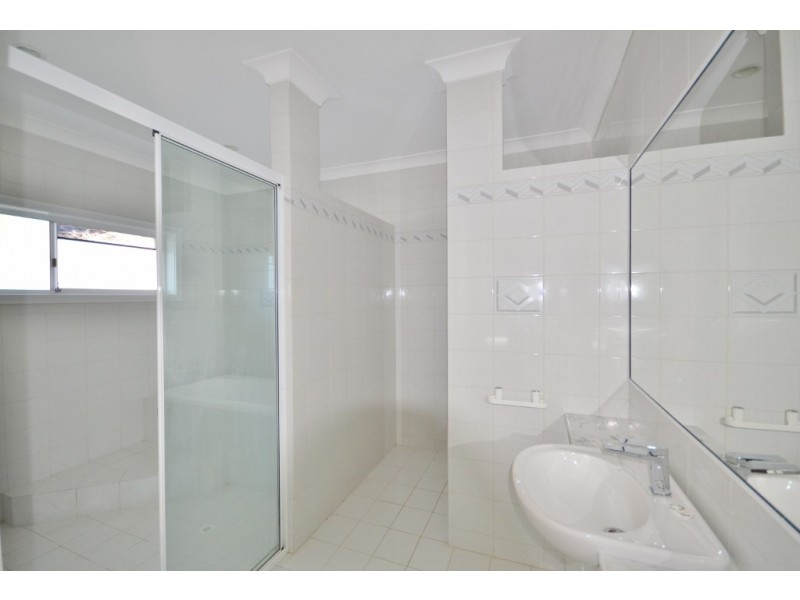 118 Edinburgh Road, Benowa Waters QLD 4217