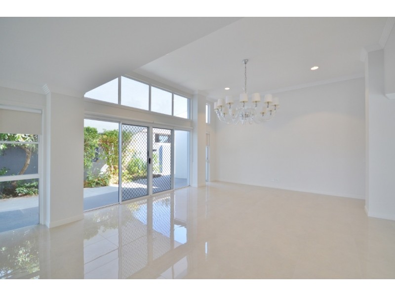 335 Monaco Street, Broadbeach Waters QLD 4218