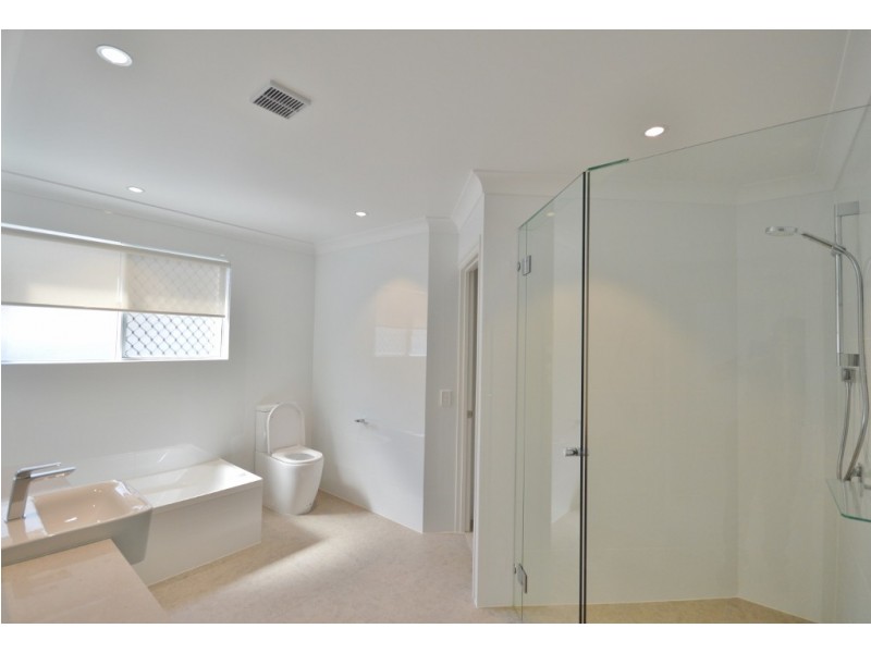 335 Monaco Street, Broadbeach Waters QLD 4218