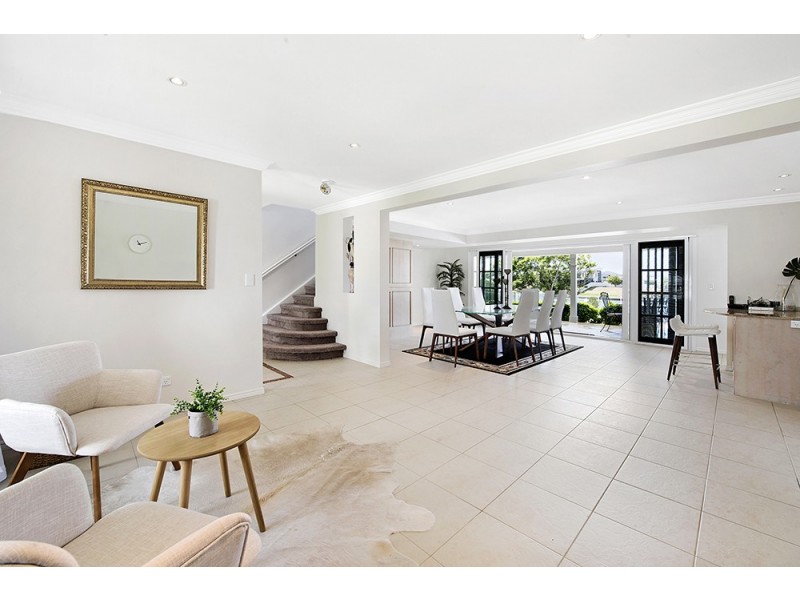 15 Namatjira Court, Broadbeach Waters QLD 4218