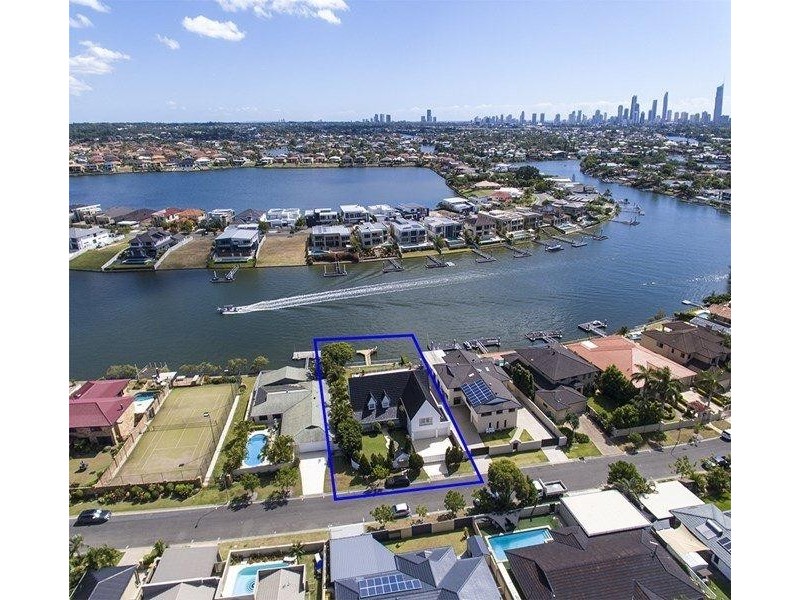 15 Namatjira Court, Broadbeach Waters QLD 4218