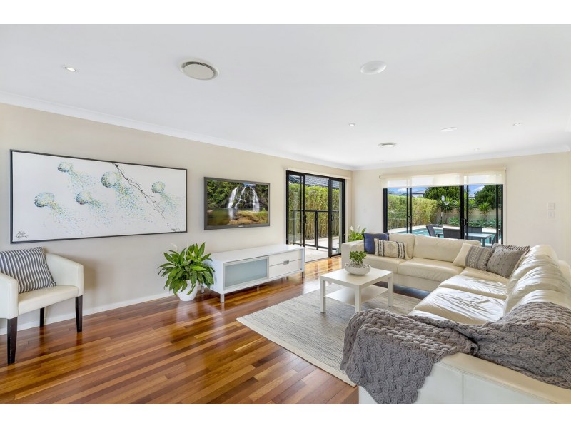 12 Glenbrook Avenue, Benowa Waters QLD 4217
