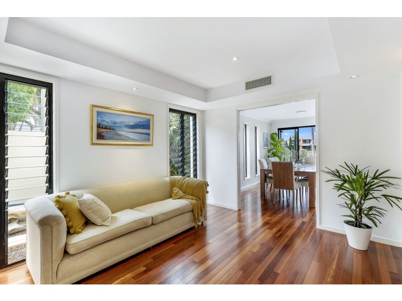 12 Glenbrook Avenue, Benowa Waters QLD 4217