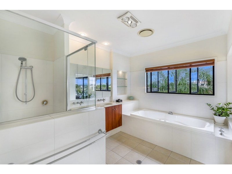 12 Glenbrook Avenue, Benowa Waters QLD 4217