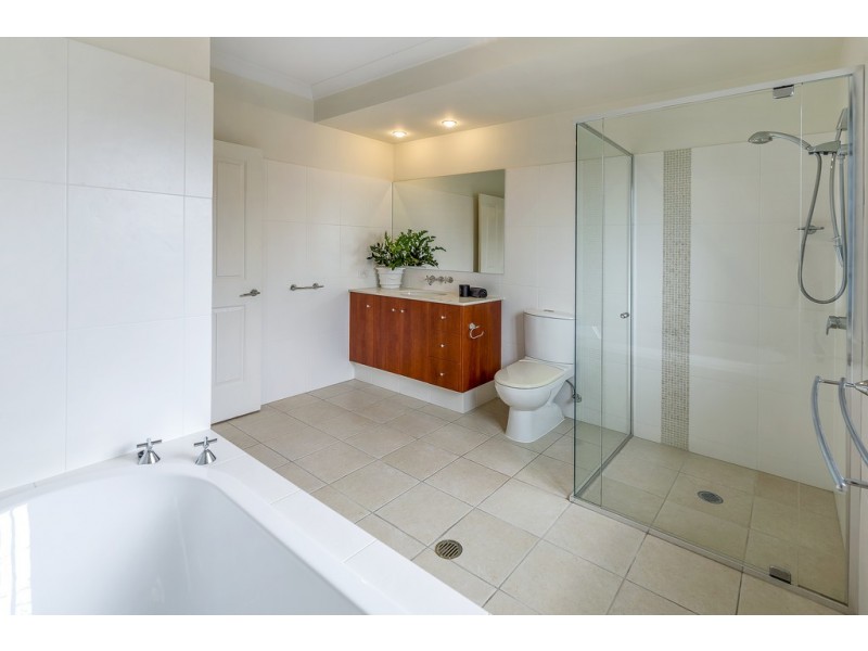 12 Glenbrook Avenue, Benowa Waters QLD 4217