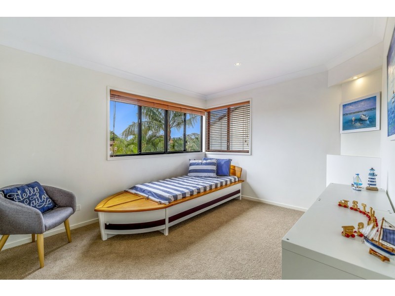 12 Glenbrook Avenue, Benowa Waters QLD 4217