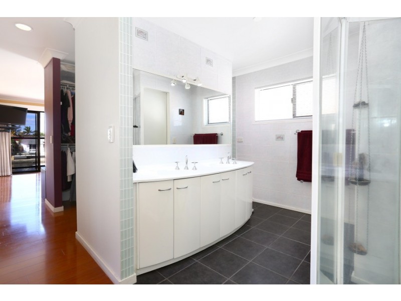 24 Erave Avenue, Runaway Bay QLD 4216