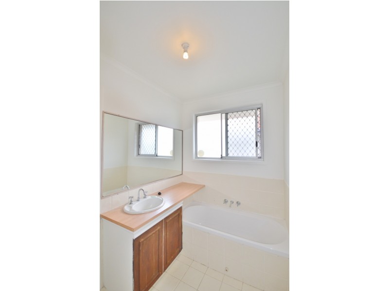 6 Wanderer Avenue, Mermaid Waters QLD 4218