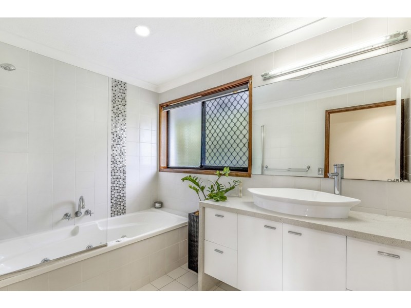 19 Kula Close, Benowa QLD 4217