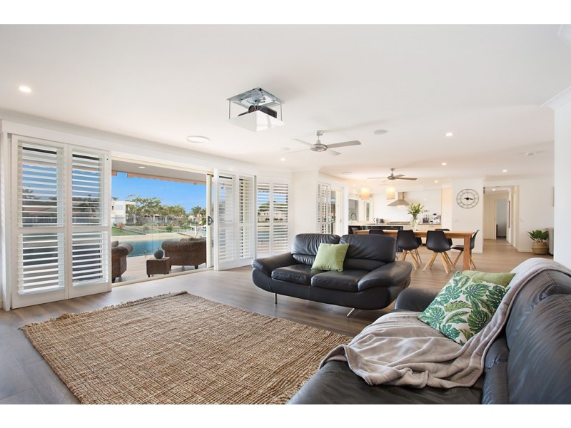 19 Alma Street, Broadbeach Waters QLD 4218