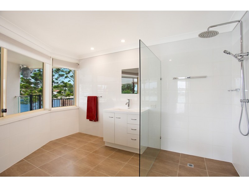 19 Alma Street, Broadbeach Waters QLD 4218