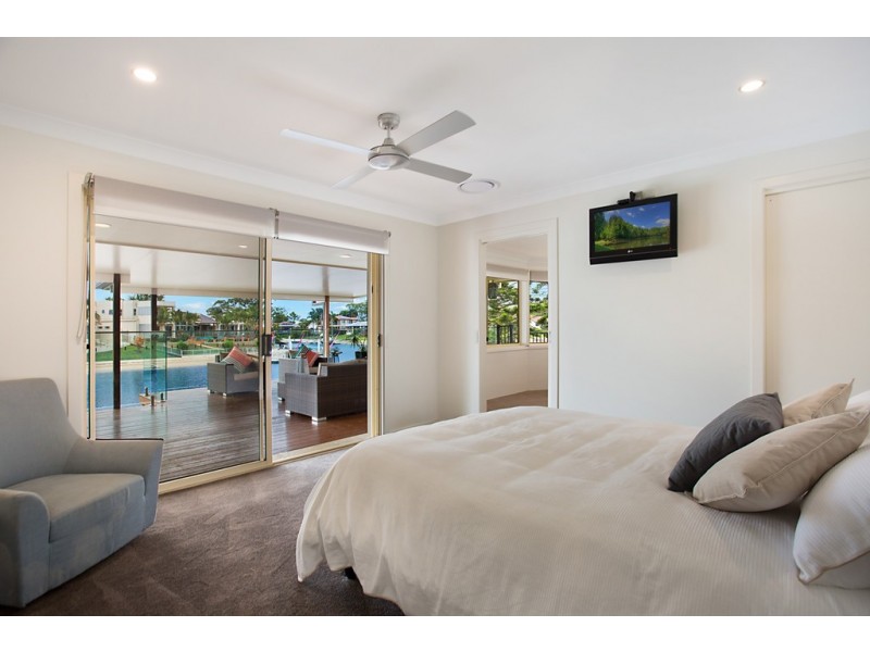 19 Alma Street, Broadbeach Waters QLD 4218