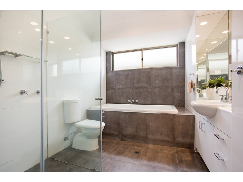 19 Alma Street, Broadbeach Waters QLD 4218