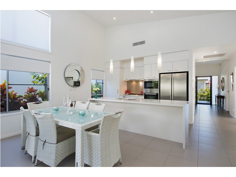 210/1 Halcyon Way, Hope Island QLD 4212