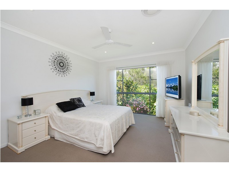 210/1 Halcyon Way, Hope Island QLD 4212