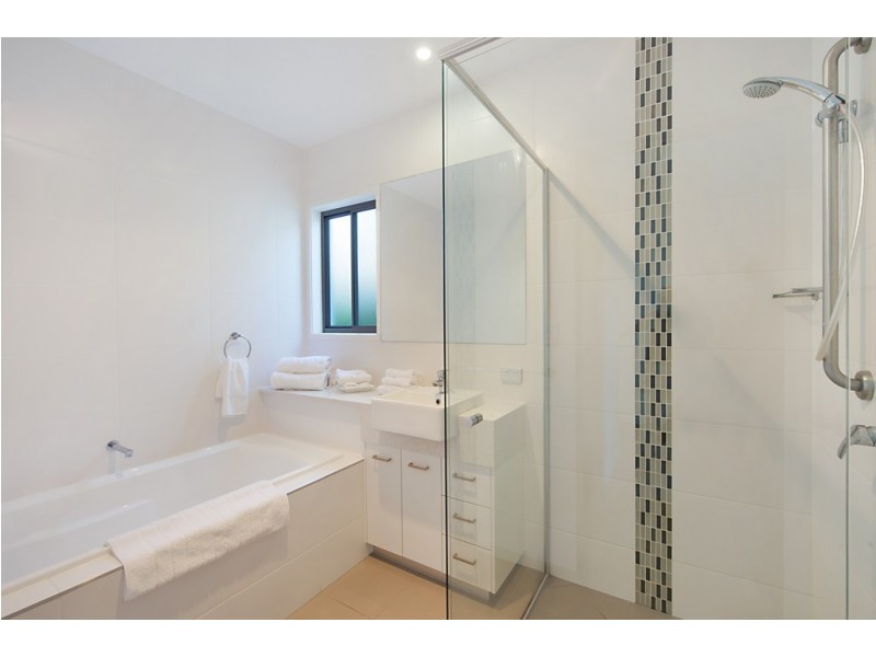 210/1 Halcyon Way, Hope Island QLD 4212